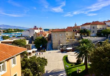 Varoš, view of the square and the walls of the town of Rab