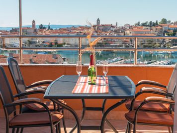 green apartment, terrace of the apartment, view of the old town of Rab and sea view