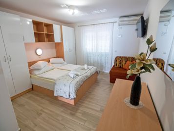 studio apartment, bedroom, double bed