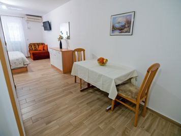 studio apartment, kitchen table