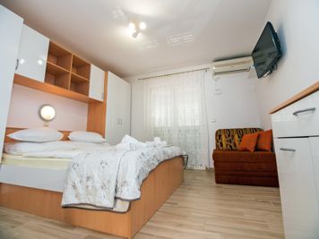 studio apartment, bedroom, LCD TV with satellite channels